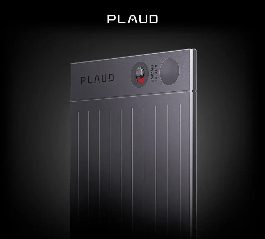 画面と縦縞模様が特徴のダークグレーのPlaud Note Pro。