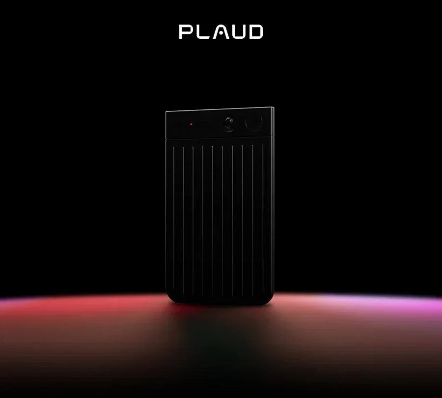 黒いPlaud Note Pro。縦縞のテクスチャとディスプレイを備えたAIボイスレコーダー。