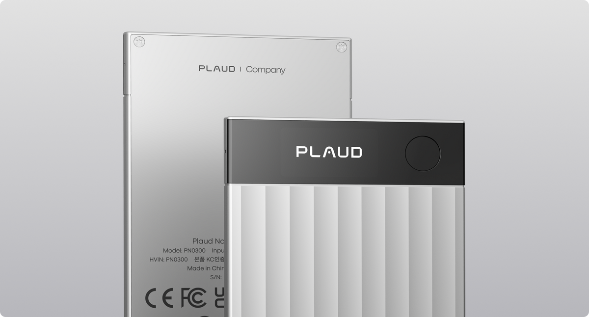 シルバーのPlaud Noteと、画面と縦縞が特徴のPlaud Note Pro。