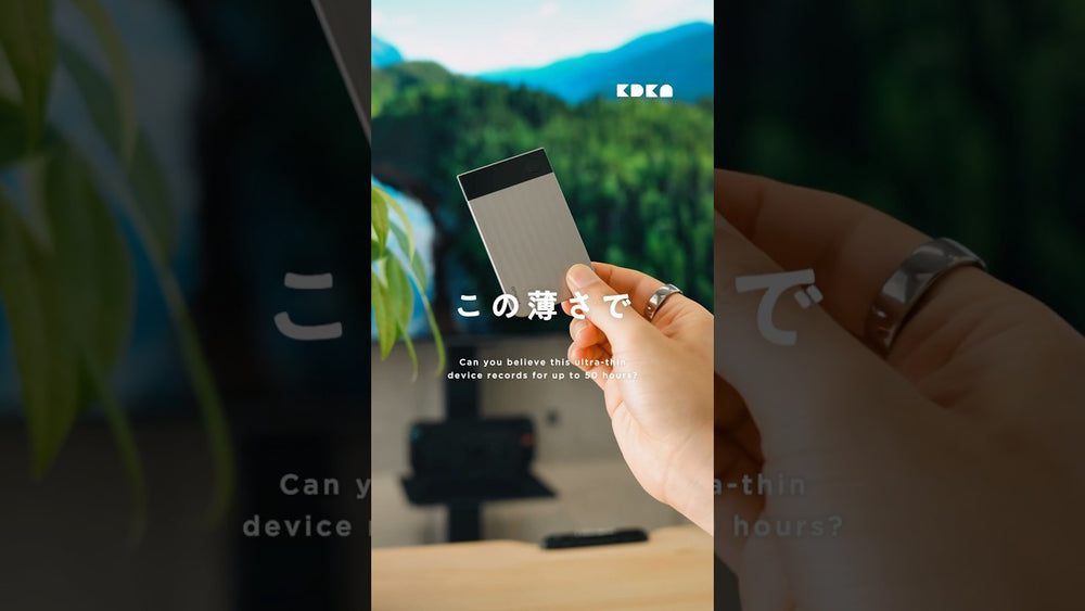 指先でつまめるほど薄いシルバーのPlaud Note Pro。